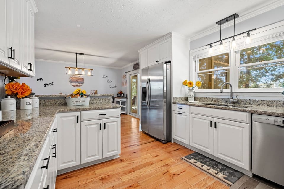 Enjoy the convenience of a modern, fully equipped kitchen.
