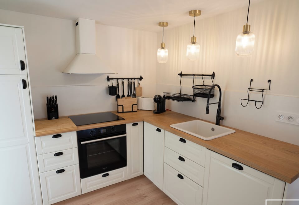 Fully equipped kitchen with dishwasher, oven, etc.