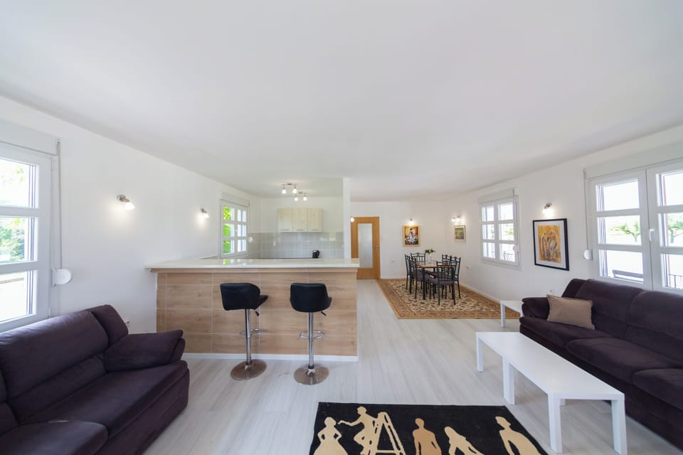 Bright and cozy livingroom/dining area