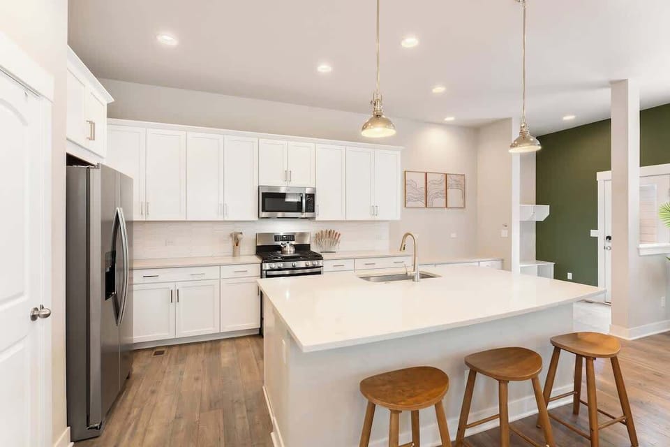 Bright modern house with stylish living room and fully equipped kitchen with island and bar stools. Spacious rooms, perfect for long stays with family or friends. Book your vacation home now!