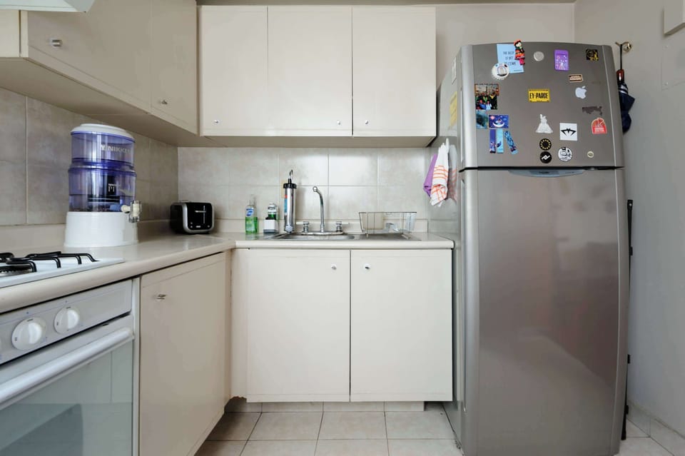 Cocina completa con refrigerador y congelador, cuenta con filtro de agua, elementos básicos de cocina 