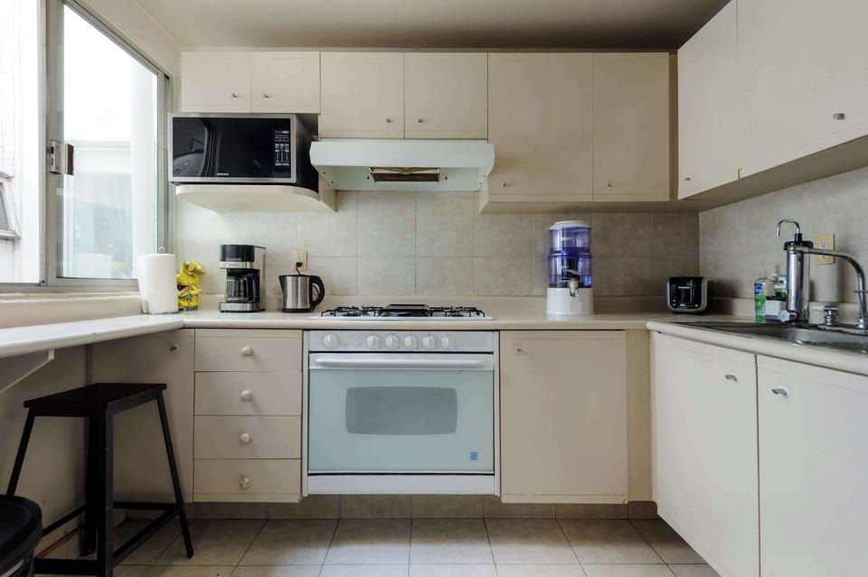 Cocina completa con horno, microondas, perfecta para hacer tu estancia placentera 