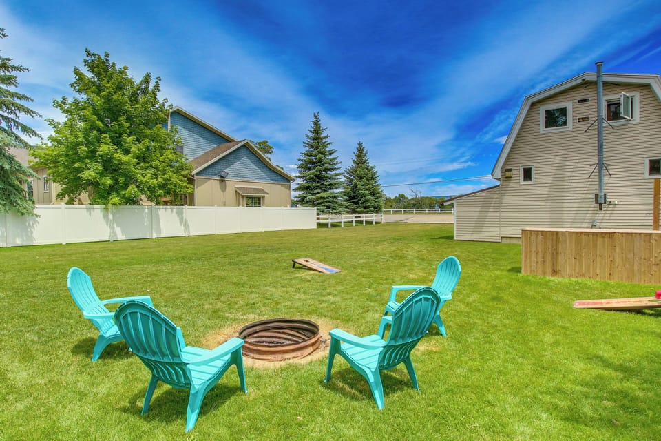 Private Yard | Fire Pit | Yard Games