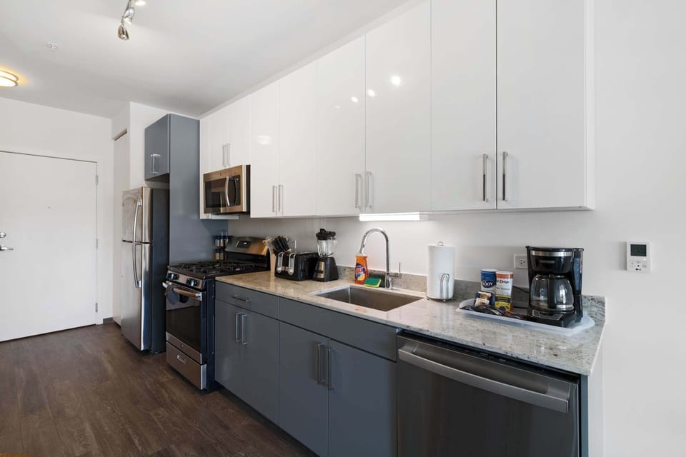 Two-tone modern kitchen cabinetry