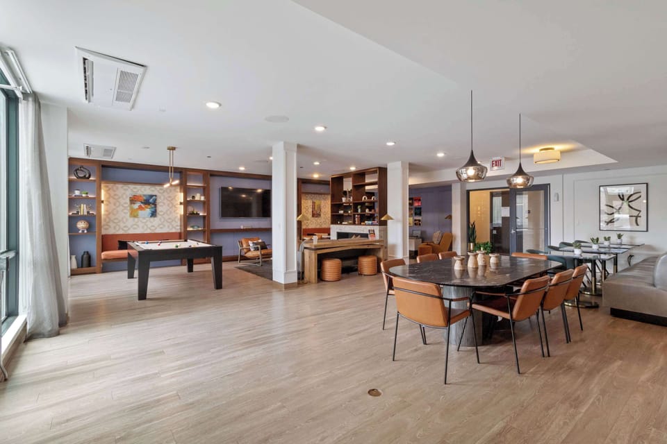 Scenic entertainment lounge