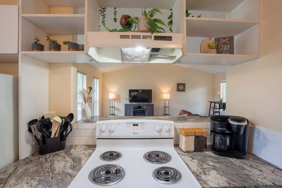 An open kitchen layout that keeps you connected while you cook. Everything you need, within reach.