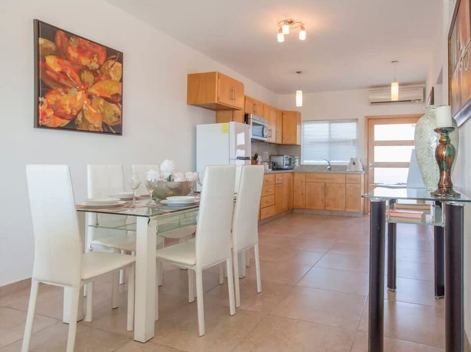 Comfortable at-home dining for 6