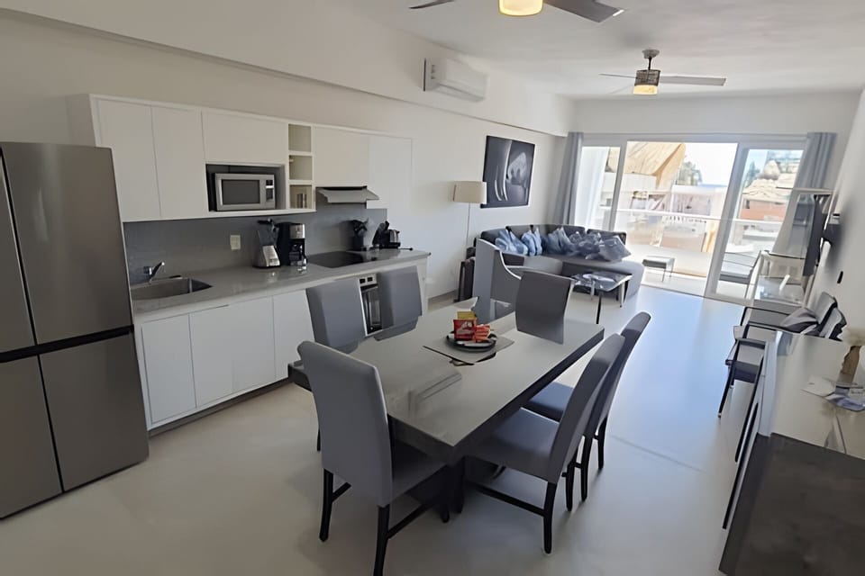 Kitchen or kitchenette,Dining area
