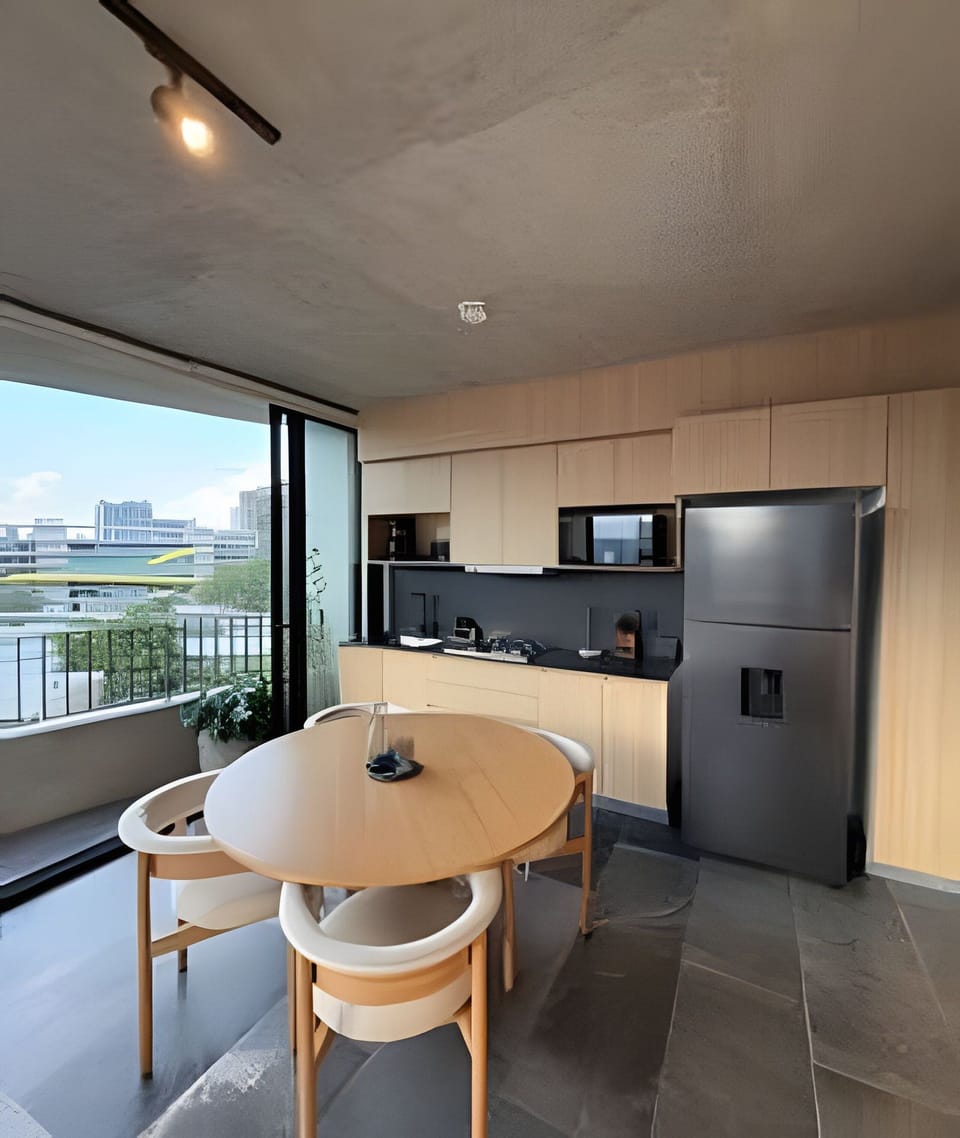 On site,Seating area,Coffee / tea facilities,Area and facilities,Kitchen or kitchenette,Dining area,Decorative detail,Location,View(from property / room),City view,Bird's eye view
