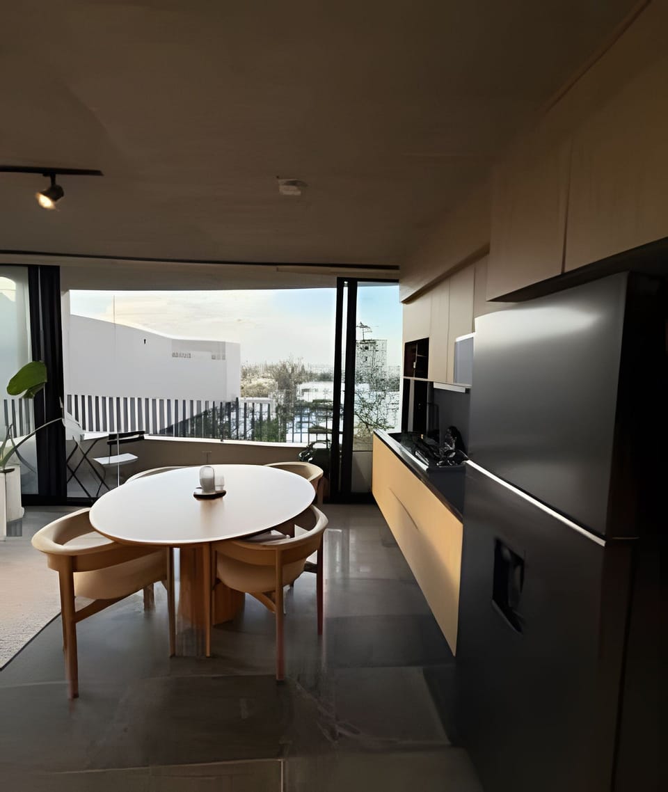 On site,Seating area,Coffee / tea facilities,Area and facilities,Kitchen or kitchenette,Dining area,Location,View(from property / room),City view,Bird's eye view