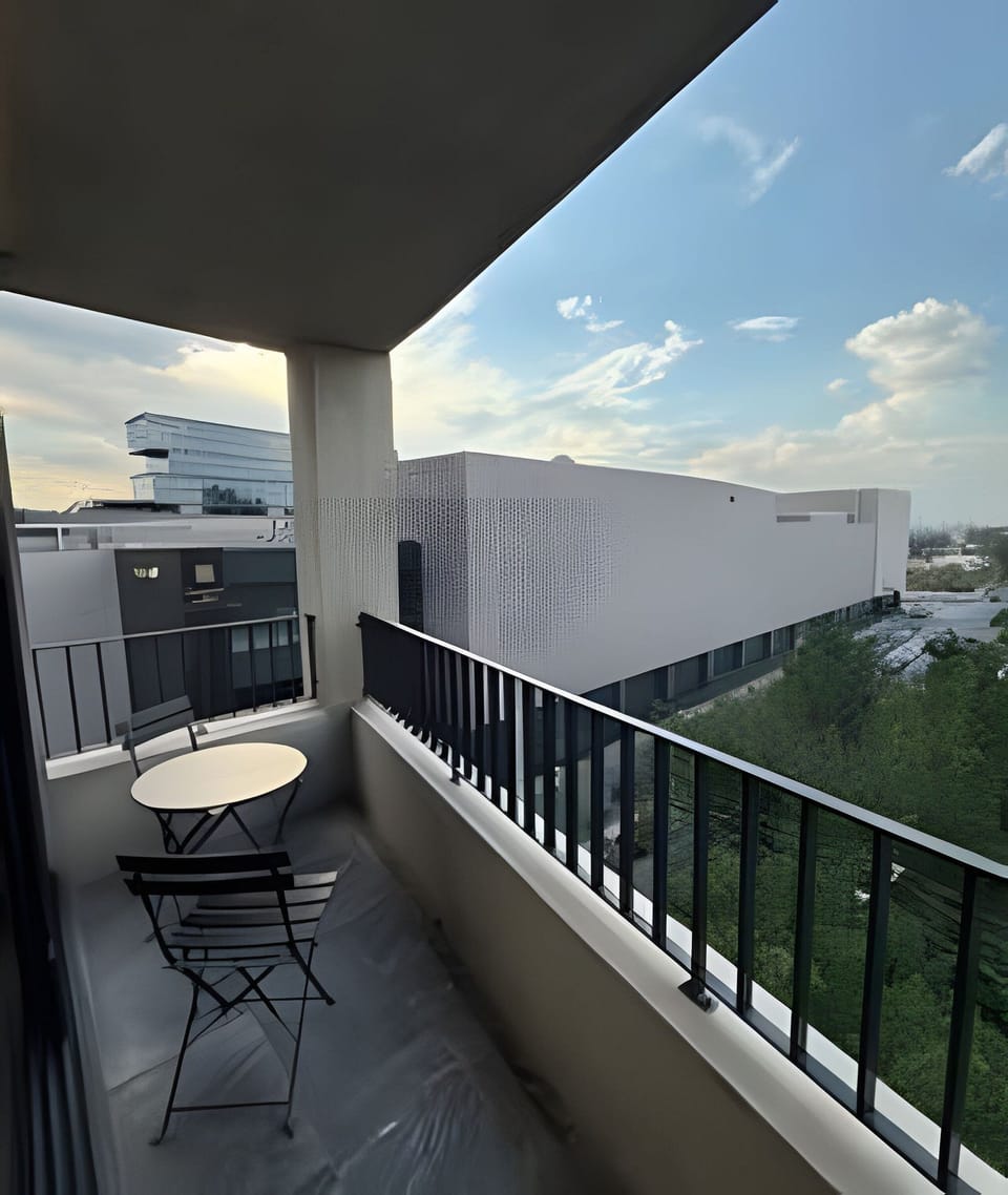 On site,Off site,Seating area,Coffee / tea facilities,Area and facilities,Patio,Location,View(from property / room),Street view,Bird's eye view