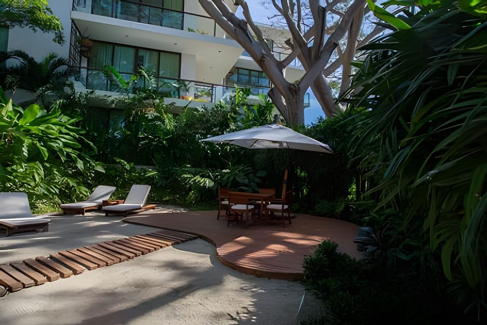 On site,Off site,Seating area,Coffee / tea facilities,Area and facilities,Balcony / Terrace,Time of day,Garden,Natural landscape,Patio,Nearby landmark,Living Room,Location,Garden view,Landmark view
