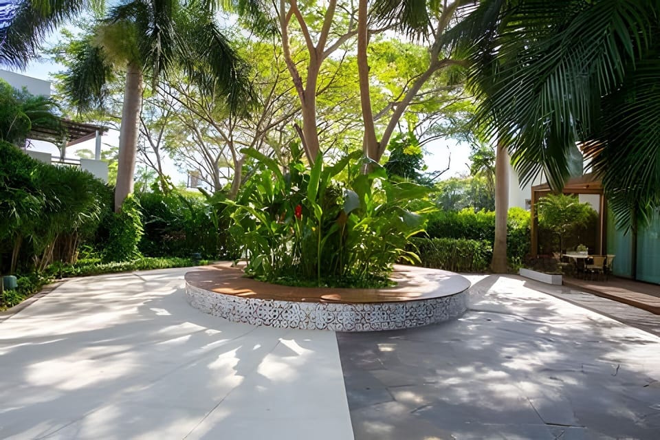 On site,Off site,Seating area,Area and facilities,Balcony / Terrace,Time of day,Garden,Natural landscape,Patio,Nearby landmark,Location,View(from property / room),Garden view,Landmark view