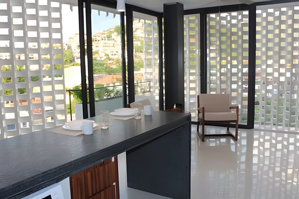 On site,Off site,Seating area,Coffee / tea facilities,Area and facilities,Kitchen or kitchenette,Decorative detail,Location,View(from property / room)