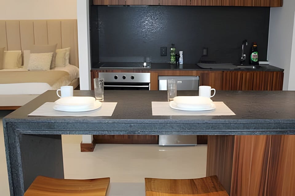 On site,Off site,Seating area,Coffee / tea facilities,Area and facilities,Kitchen or kitchenette,Decorative detail,Location,View(from property / room)