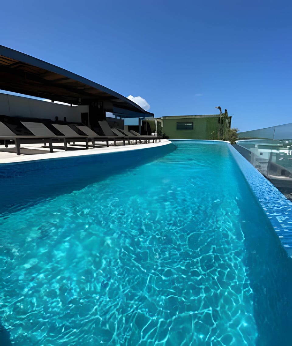 On site,Off site,Seating area,Coffee / tea facilities,Area and facilities,Balcony / Terrace,Time of day,Patio,Swimming pool,Nearby landmark,Location,View(from property / room),City view,Landmark view,Bird's eye view
