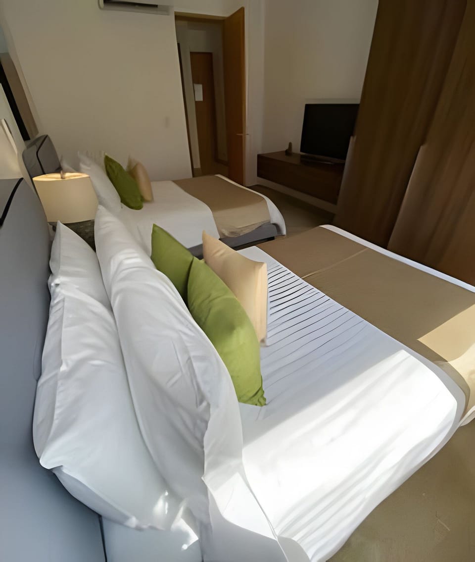On site,Seating area,Area and facilities,Bed,Decorative detail,Photo of the whole room,TV and multimedia,Location,View(from property / room)