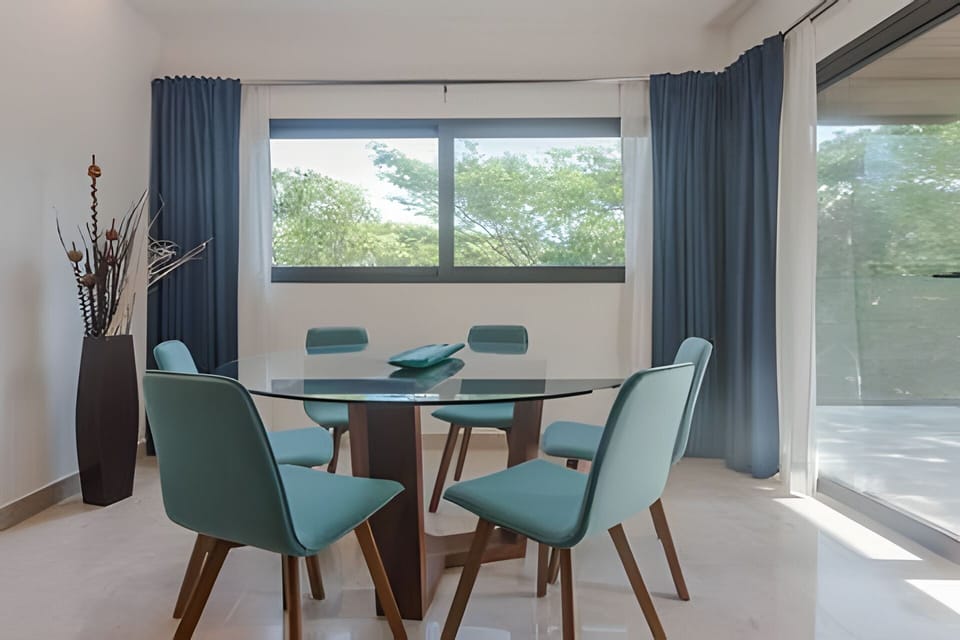 On site,Seating area,Coffee / tea facilities,Area and facilities,Dining area,Decorative detail,Location,View(from property / room)