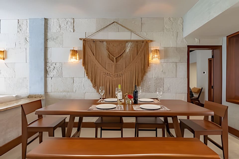 On site,Seating area,Coffee / tea facilities,Area and facilities,Dining area,Decorative detail,Location,View(from property / room)