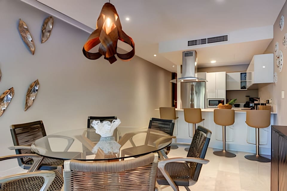 On site,Seating area,Coffee / tea facilities,Area and facilities,Dining area,Decorative detail,Location,View(from property / room)