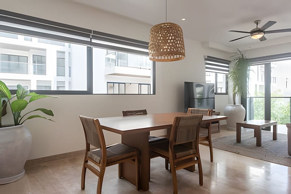 On site,Seating area,Coffee / tea facilities,Area and facilities,Dining area,Decorative detail,Location,View(from property / room)
