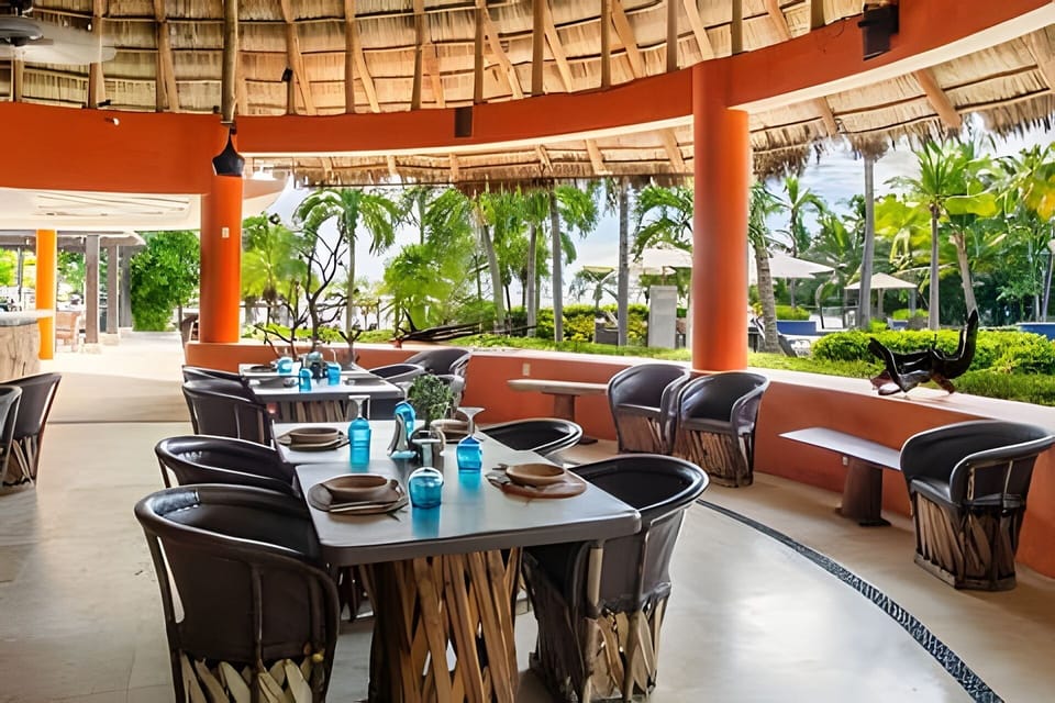 On site,Off site,Seating area,Coffee / tea facilities,Area and facilities,Balcony / Terrace,Natural landscape,Nearby landmark,Location,Landmark view