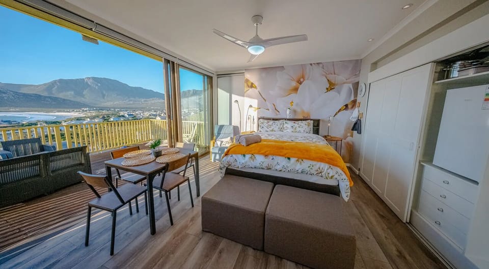 Main Bedroom / Glass Suite of The Dreamview Lodge with Patio 