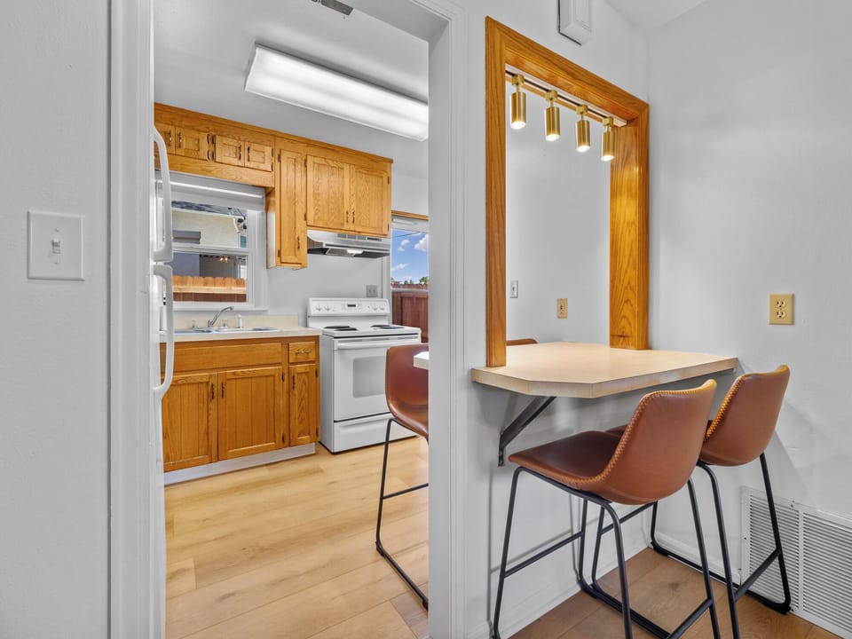 The kitchen includes full-size appliances and seating for 4. 
