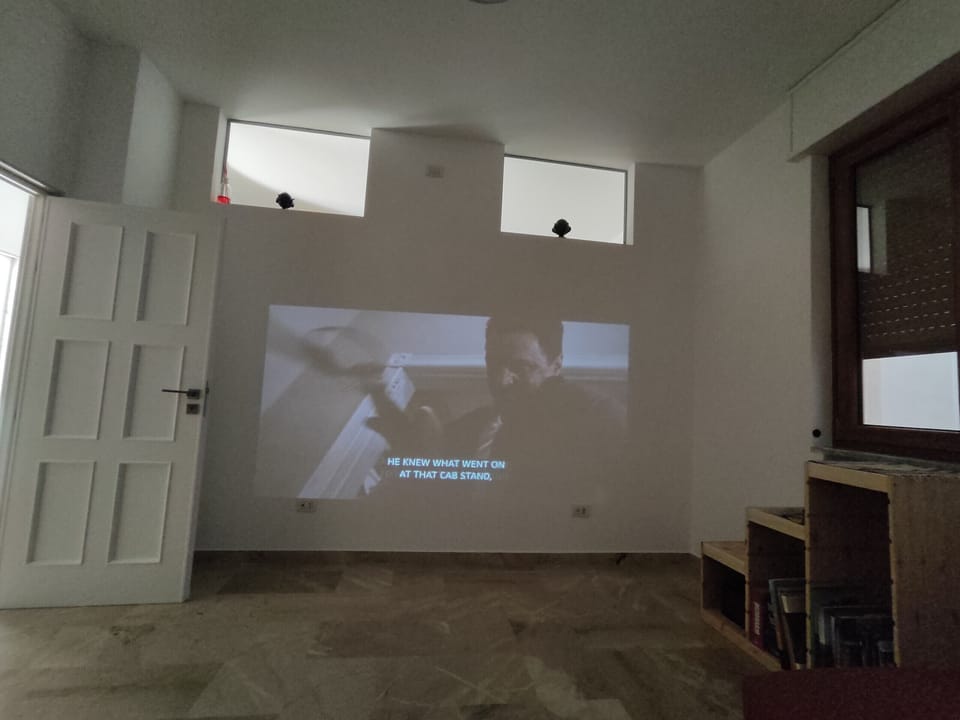 room with wall projector Corsica 23 - Affitti Brevi Italia