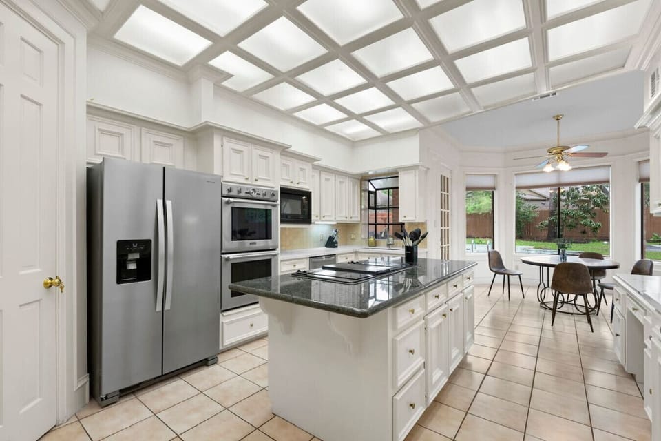 Gourmet Kitchen: Whip up delicious meals in this stylish, bright space with modern appliances!