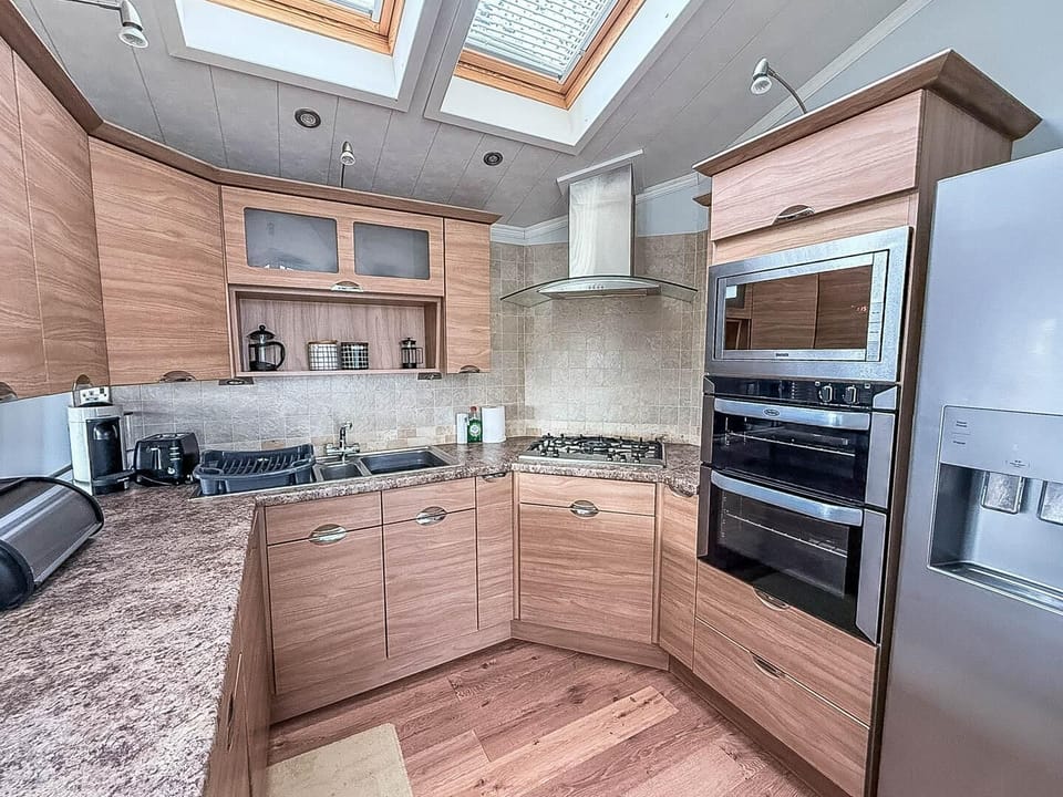 Designed for both convenience and connection, this warm and welcoming space lets you cook, and socialise with your party with ease.