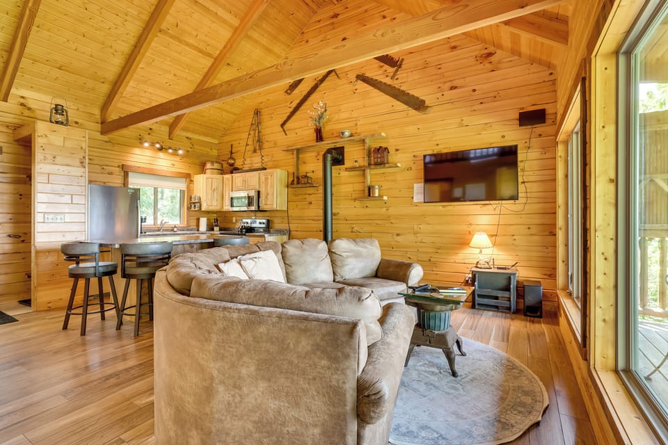 Living Room | Free WiFi | Smart TV | Electric Fireplace