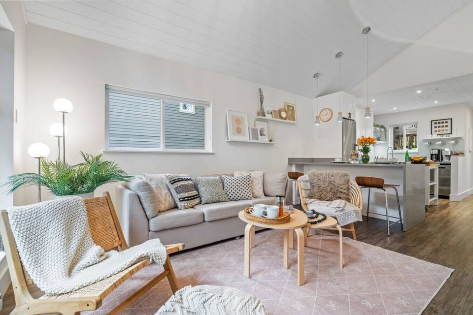 Bright and spacious open-plan living room with a kitchen bar.