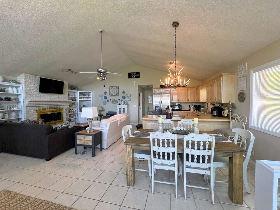Entrance onto the main level living, kitchen and dining area on the main level