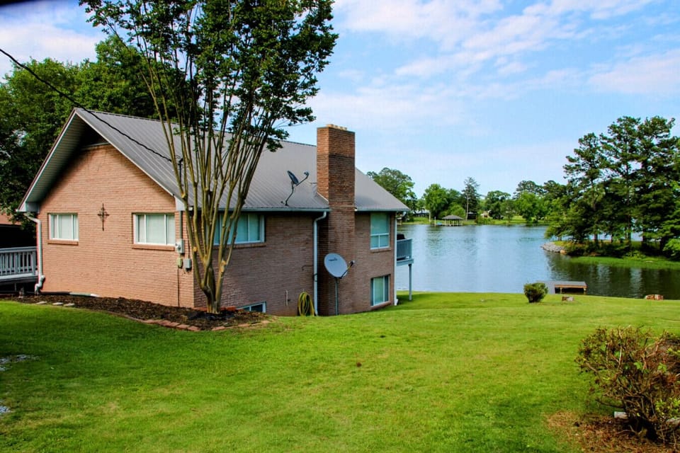 Street view of property overlooking Weiss Lake