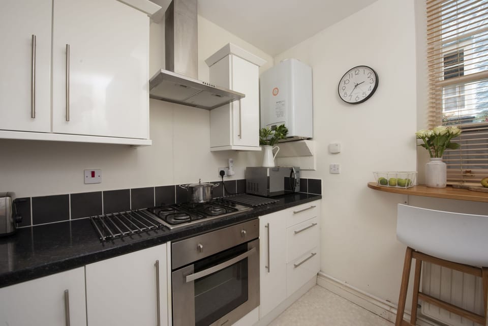 Kitchen with oven, hob, and microwave - Bessie Ellen's Cottage