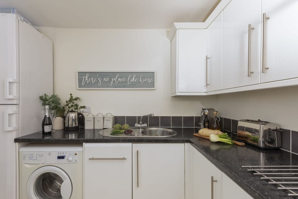 Kitchen with toaster, kettle, washing machine and fridge/freezer - Bessie Ellen's Cottage
