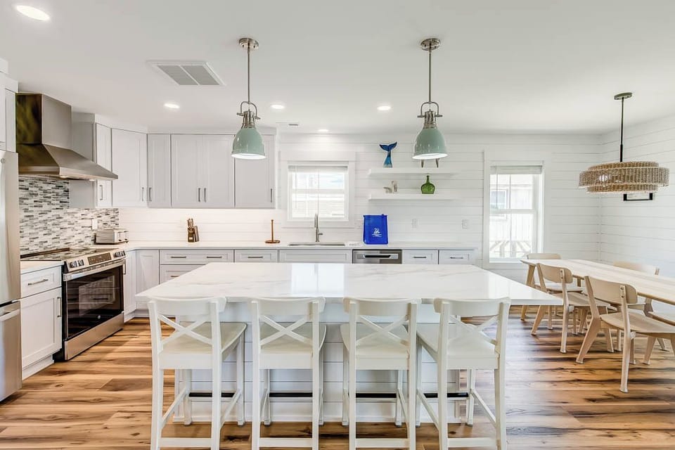 Top-Level Kitchen with Bar (seats 4)
