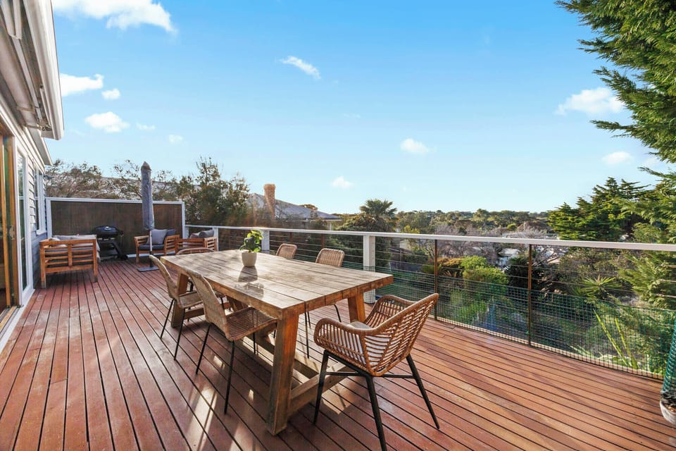 Deck - outdoor seating/dining