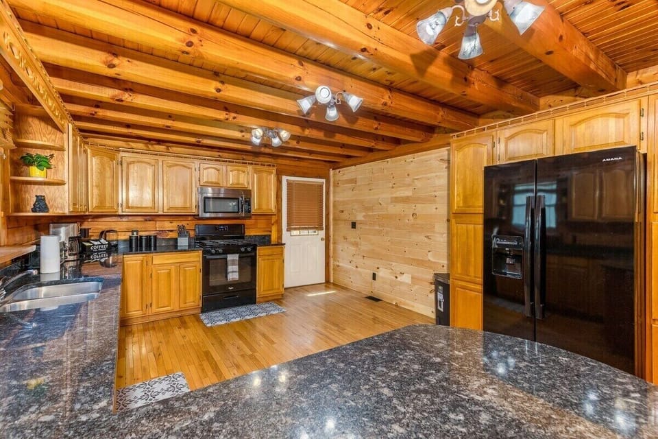 Big fully stocked kitchen