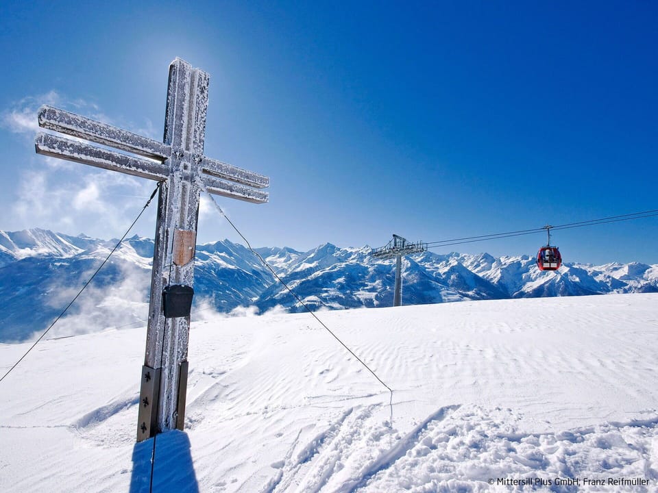 Sky, Snow, Mountain, Cloud, Slope, Glacial Landform, Freezing, Landscape, Geological Phenomenon, Mountain Range