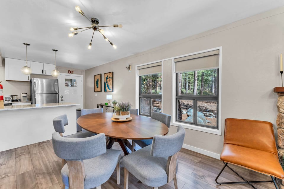Dining area: Main floor, table seating for 6