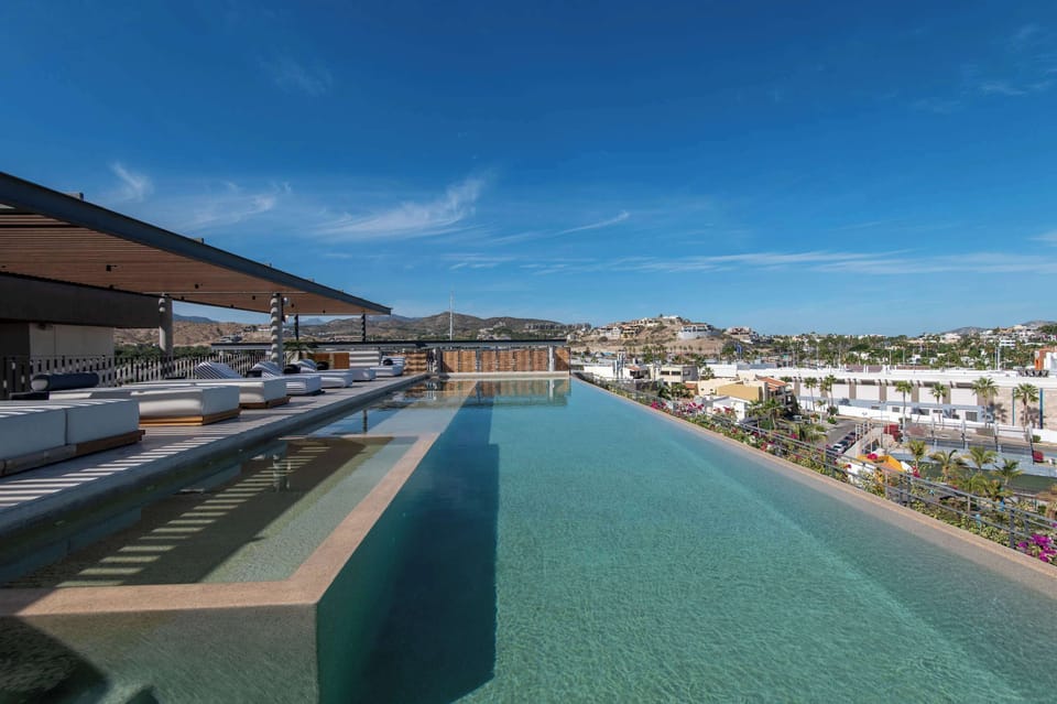 Vistas panorámicas desde el rooftop, disfruta la alberca infinita con vista a la ciudad 