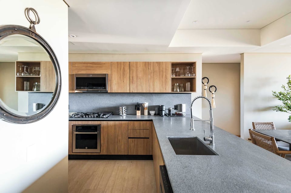 Cocina completa con desayunador, horno, cafetra, microondas y refrigerador. Cuentas con elementos básicos de cocina 