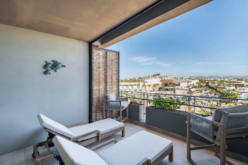 Terraza privada con sillass de exterior 