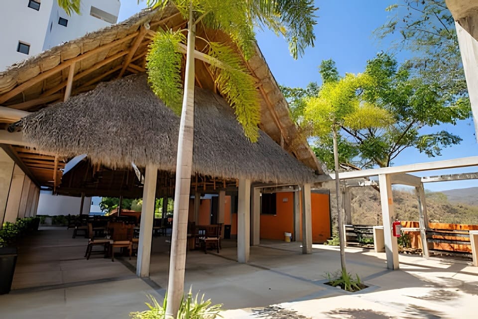 On site,Off site,Seating area,Coffee / tea facilities,Area and facilities,Balcony / Terrace,Time of day,Patio,Living Room,Location,View(from property / room)