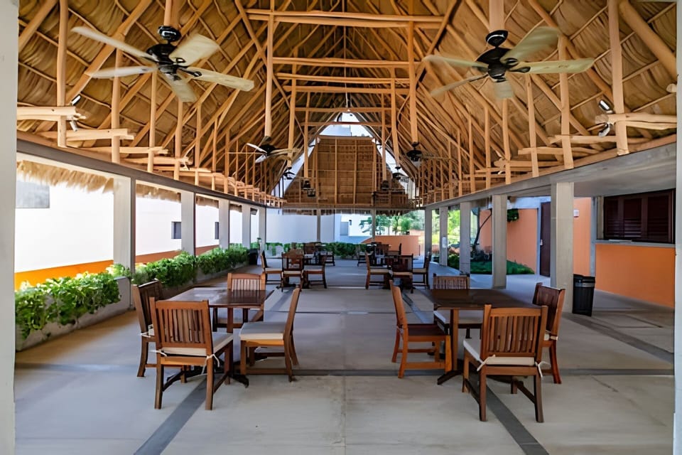 On site,Off site,Seating area,Coffee / tea facilities,Area and facilities,Balcony / Terrace,Time of day,Patio,Living Room,Location,View(from property / room)