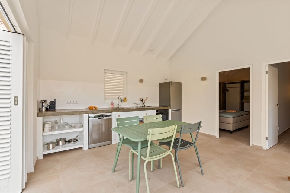 Fully equipped kitchen with Siemens dishwasher, induction cooktop, oven, LG fridge, and complete tableware ideal for relaxed cooking and dining during your Curaçao vacation at Villa Blenchi.