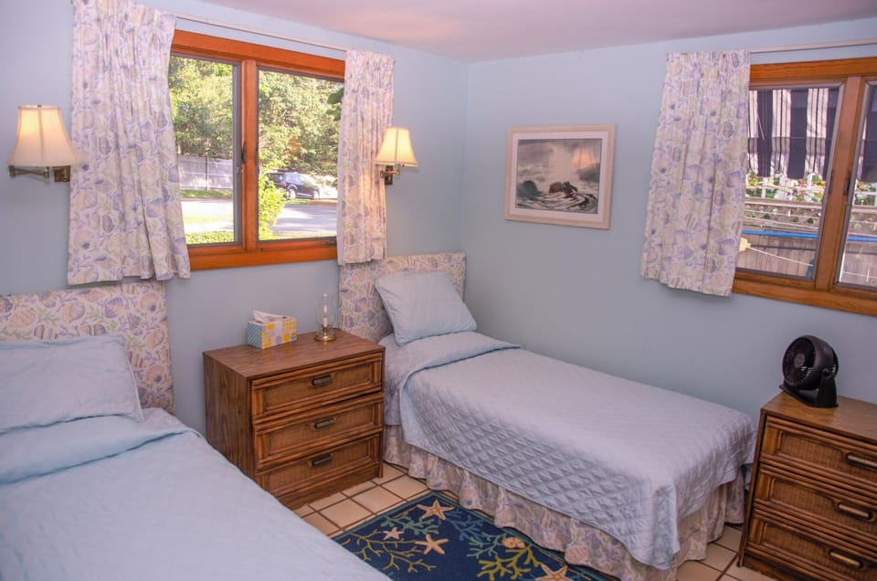 Main Bedroom with 2 Twin Beds