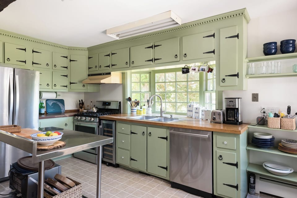 Nicely equipped eat-in kitchen